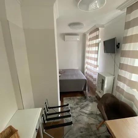Ejjeli Bagoly Etterem Es Panzio Budapešť