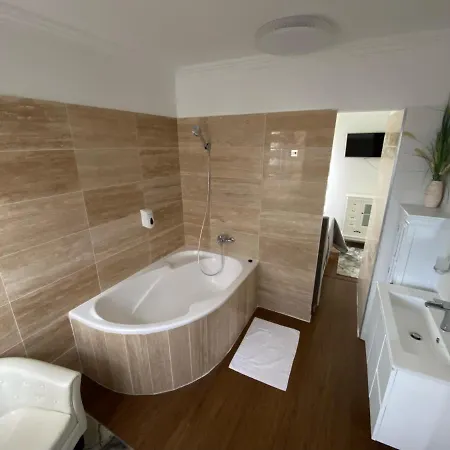 Ejjeli Bagoly Etterem Es Panzio 3*