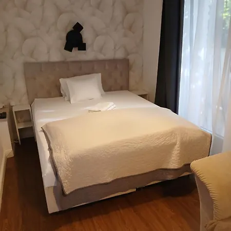 Bed & Breakfast Ejjeli Bagoly Etterem Es Panzio Boedapest