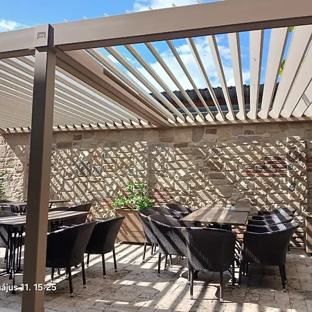 Ejjeli Bagoly Etterem Es Panzio 3*