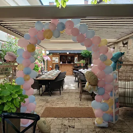 B&B Ejjeli Bagoly Etterem Es Panzio