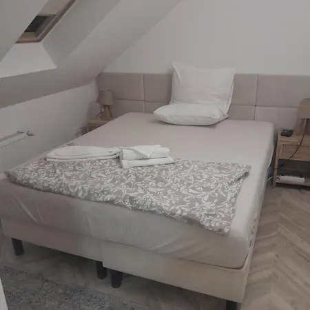 Ejjeli Bagoly Etterem Es Panzio Bed & Breakfast 3*